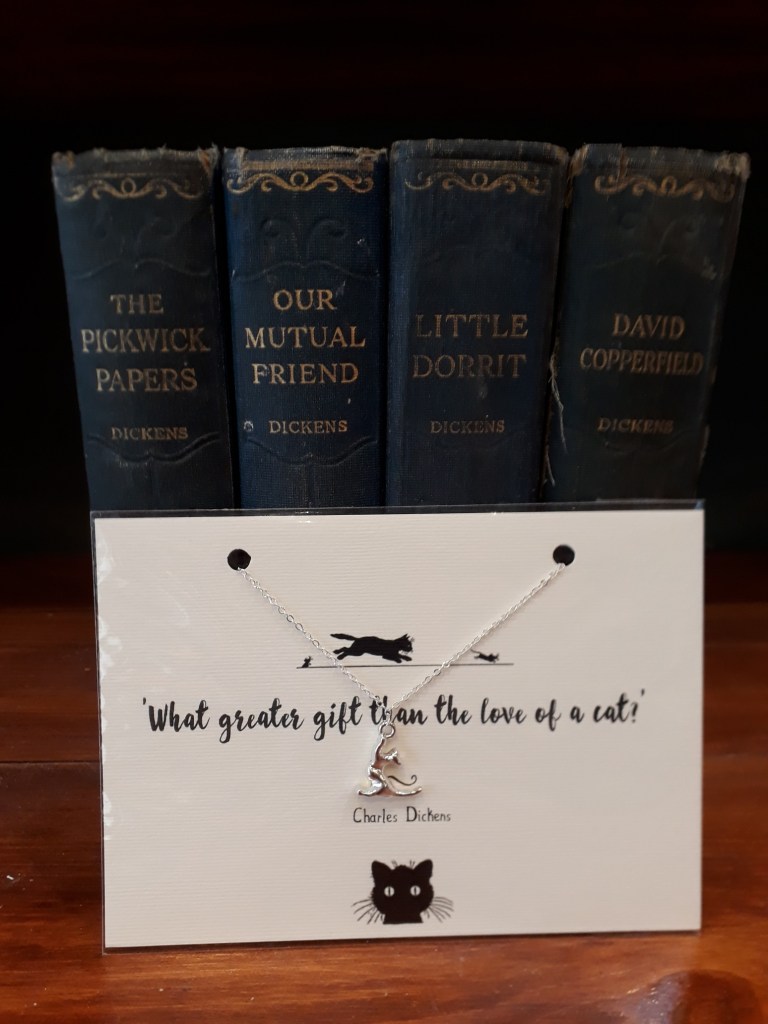 Dickens cat lovers necklace. Silver plated chain, silver coloured charm 14 euro