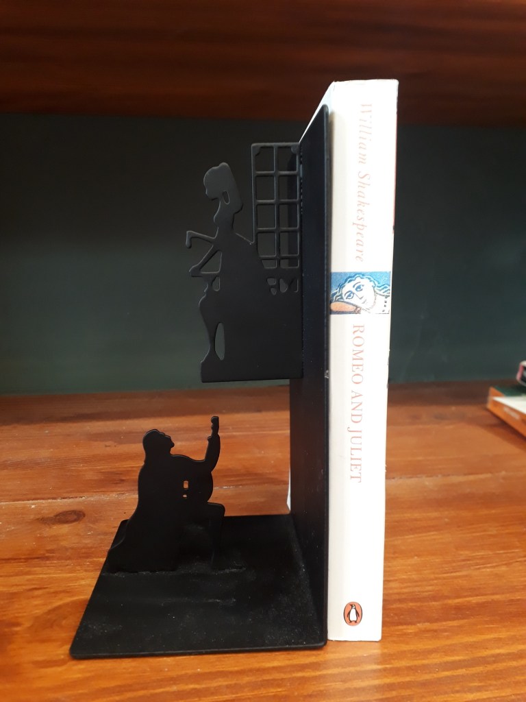 Romeo and Juliet single bookend. Black metal 12 euro