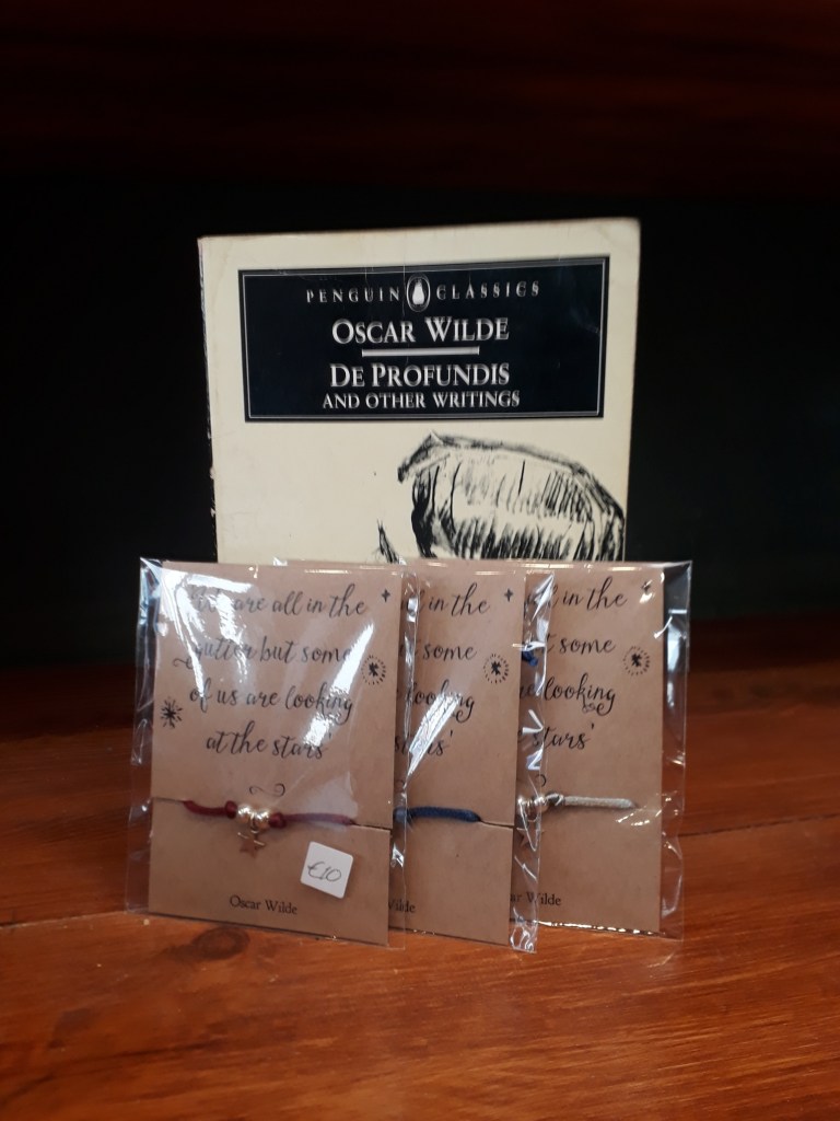 Oscar Wilde friendship bracelet. Silver plated beads silver coloured charm 12 euro